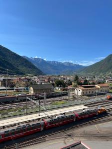 un groupe de trains sur les voies d'une ville dans l'établissement Bernina View, à Tirano 3 autres photos