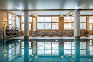 Bazén v ubytování CGH Résidence Boutique Le Lodge des Neiges nebo v jeho okolí