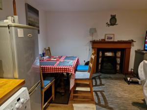 Kuchyň nebo kuchyňský kout v ubytování Kildonan cottage + 6 fotografií