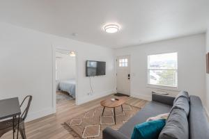 Μια τηλεόραση ή/και κέντρο ψυχαγωγίας στο #StayinMyDistrict Coos Bay Goldfinch Cottage