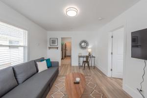 Μια τηλεόραση ή/και κέντρο ψυχαγωγίας στο #StayinMyDistrict Coos Bay Goldfinch Cottage