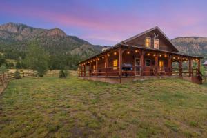 サウス・フォークにあるRustic A Cabinの山を背景にした畑家
