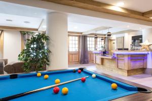 Biliár nebo kulečník v ubytování CGH Résidence Boutique Le Lodge des Neiges