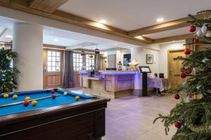 Biliár nebo kulečník v ubytování CGH Résidence Boutique Le Lodge des Neiges