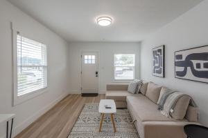 un salon avec un canapé et une table dans l'établissement #StayinMyDistrict Zen Cottage Coos Bay, à Coos Bay