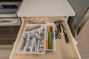 un plateau avec des ustensiles assis sur un comptoir dans l'établissement #StayinMyDistrict Zen Cottage Coos Bay, à Coos Bay 31 autres photos