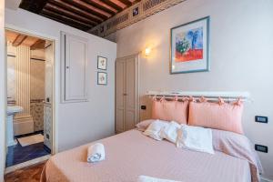 Postel nebo postele na pokoji v ubytování Romantic Suite Near Pisa Lucca