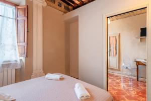 Postel nebo postele na pokoji v ubytování Romantic Suite Near Pisa Lucca