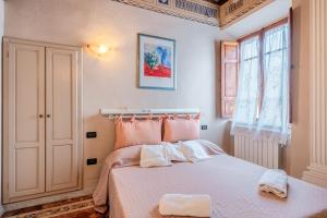 Postel nebo postele na pokoji v ubytování Romantic Suite Near Pisa Lucca
