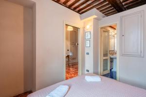 Postel nebo postele na pokoji v ubytování Romantic Suite Near Pisa Lucca