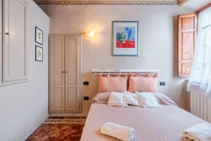 Postel nebo postele na pokoji v ubytování Romantic Suite Near Pisa Lucca