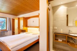 Postel nebo postele na pokoji v ubytování Hotel Parnass