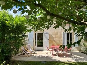 a group of chairs and a table in front of a house at La Bohème in Galgon