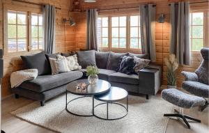 un soggiorno con un divano e un tavolo di Lovely Home In Bjorli With Wifi a Bjorli