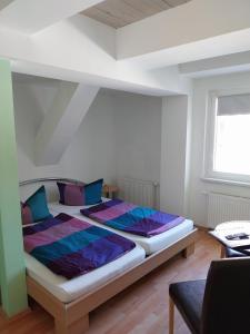 Letto o letti in una camera di Tangermünde Zum S c h m u c k Giebel - Pension & FeWo