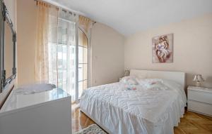 Posteľ alebo postele v izbe v ubytovaní Gorgeous Apartment In Sibenik With Wifi