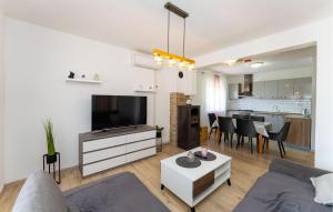 TV a/nebo společenská místnost v ubytování Holiday Home Krusevo With Sea View 181