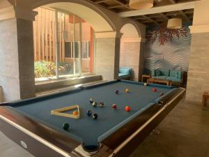 Biliár nebo kulečník v ubytování Good Stay 2 BHK With Pool View Apartment 6km from Airport, -805