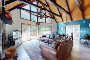 a living room with a leather couch and a table at Sunset Peaks in Accident
