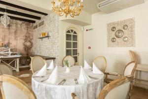 Ресторант или друго място за хранене в Therma Palace - Mineral Pool & SPA