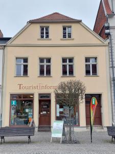 un edificio con un cartello davanti di Tangermünde Zum S c h m u c k Giebel - Pension & FeWo a Tangermünde