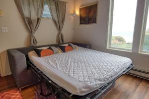 库斯贝#StayinMyDistrict Cape Arago Studio Suite的窗户房间里一张病床 更多32张照片