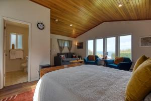 Postel nebo postele na pokoji v ubytování #StayinMyDistrict Cape Arago Studio Suite + 31 fotografií