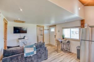 Kuchyň nebo kuchyňský kout v ubytování #StayinMyDistrict Lakeside Cottage