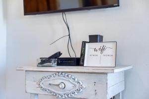 Μια τηλεόραση ή/και κέντρο ψυχαγωγίας στο #StayinMyDistrict Lakeside Cottage