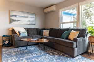 ein Wohnzimmer mit Sofa und Tisch in der Unterkunft #StayinMyDistrict Garibaldi Bay Views in Garibaldi + 97 Fotos