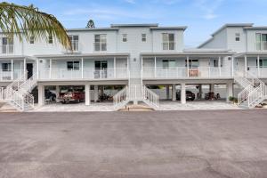 una vista exterior de un gran edificio blanco en Ocean Front Serenity Awaits, en Marathon