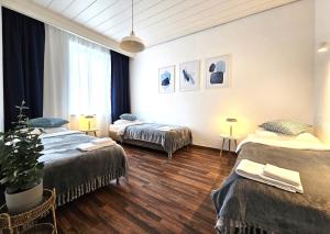 ein Zimmer mit zwei Betten und einem Fenster in der Unterkunft Lovely City House in Meerbusch