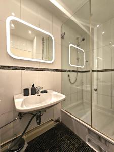 ein Badezimmer mit Waschbecken und Dusche in der Unterkunft Lovely City House in Meerbusch + 36 Fotos