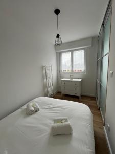 Una cama o camas en una habitación de Allium, Appt entièrement rénové avec parking