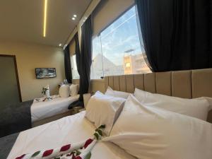Letto o letti in una camera di Golden Scarab Pyramids Hotel