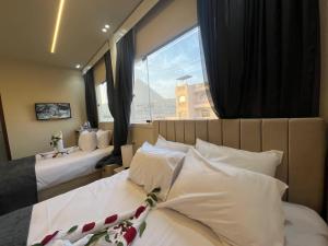 Letto o letti in una camera di Golden Scarab Pyramids Hotel