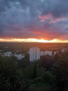Fotografia z galérie ubytovania Vintage ,la capsule temporelle wifi draps parking publique gratuit v destinácii Thiers