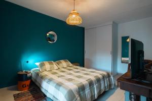 Postel nebo postele na pokoji v ubytování Loft in the heart of laureles