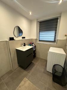 a bathroom with a sink and a mirror at 3-Zimmer Wohnung nähe Messe in Altenfurt +8 photos