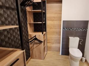 Gambar di galeri bagi Charmante chambre avec salle d'eau privative et espace salon - FR-1-584-325 di Boismont
