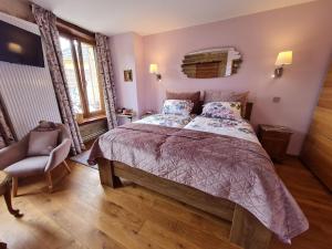 BoismontにあるChambre confortable avec salle d'eau privative - FR-1-584-326の大きなベッドと椅子のある寝室