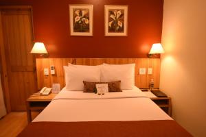 Cama ou camas em um quarto em Qorianka Hotel