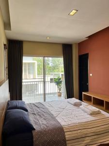 Ένα ή περισσότερα κρεβάτια σε δωμάτιο στο Comfy townhouse at best location
