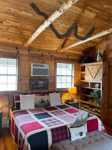 Postel nebo postele na pokoji v ubytování Cedar Street Lodge + 37 fotografií