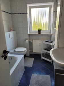 Bilik mandi di Ferienwohnung am Stadtpark +6 gambar