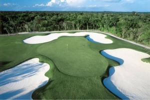 una vista aerea di un campo da golf con la neve sui green di 2BD Grand Bliss Vidanta Resort Riviera Maya a Playa del Carmen