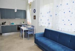 een woonkamer met een blauwe bank en een keuken bij La Dimora In Blu in Bologna +39 foto's