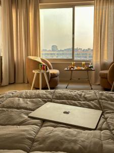 Posezení v ubytování Luxury 5-Star Nile View Apartment - Prime Cairo Location