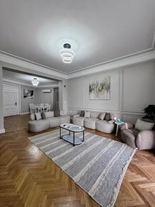 Posezení v ubytování Luxury 5-Star Nile View Apartment - Prime Cairo Location