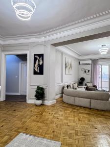 Posezení v ubytování Luxury 5-Star Nile View Apartment - Prime Cairo Location